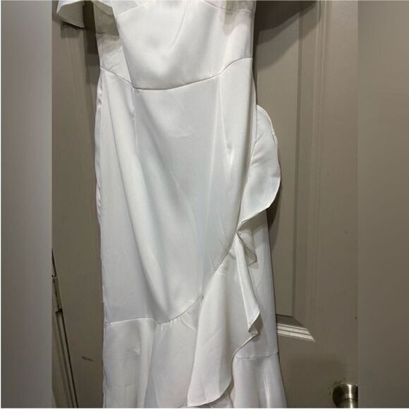 AmyLynn NWT V-neck Ruffle Midi Tea Dress White
Size Small - Picture 8 of 13